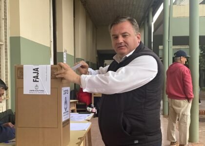 Antonio Barros Perkins votando en las elecciones de gobernador de Corrientes del 2025.